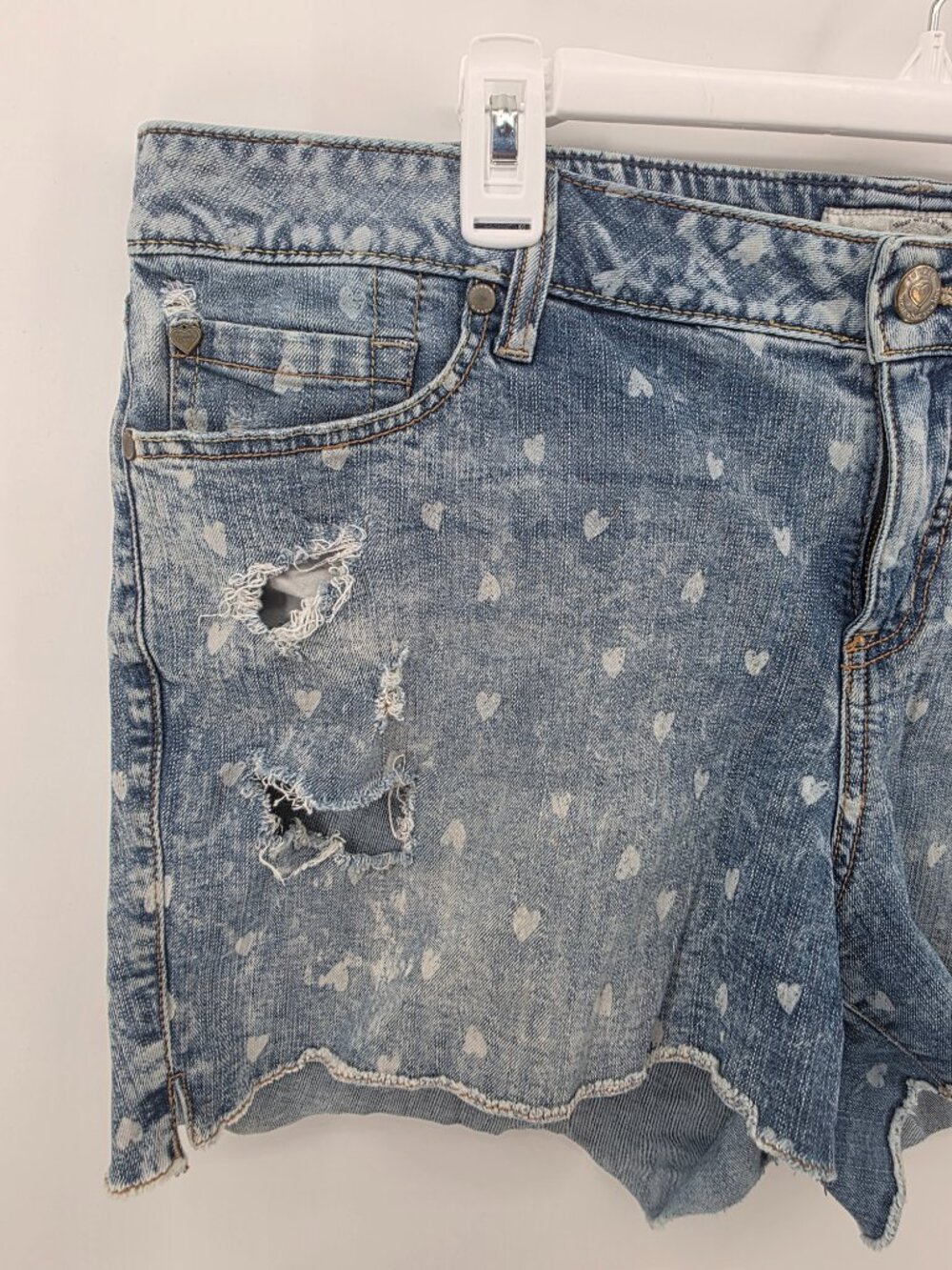 Torrid Light Wash Heart Print Distressed Denim Shorts – Size 20 - Picture 4 of 8